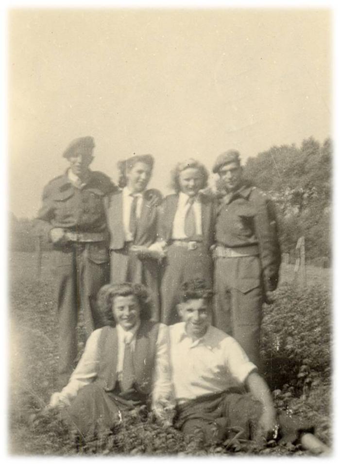 KVLV-dames met soldaten