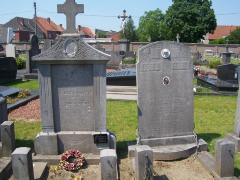 Oorlogsgraf Gustaaf Van De Moortele en graf Octaef Hertoge op begraafplaats Deinze