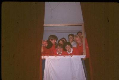 Begeleidingsploeg van KSA-VKSJ Nazareth in rode sweater