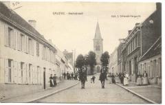 Gavere Kerkstraat 1909 met twee Friese ruiters middenin het straatbeeld  