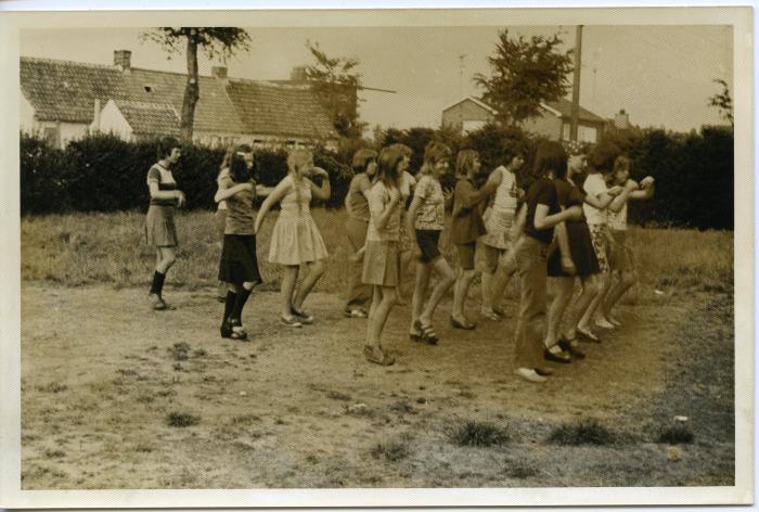 Volksdans of toen al ochtendgymnastiek op kamp