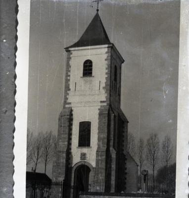 De oude Eekse kerktoren met daarrond het kerkhof