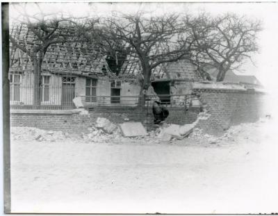 Vernield huis op het dorp van Eke