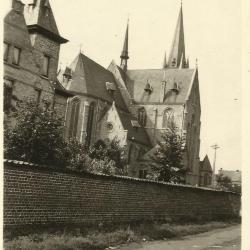 De achterzijde van de Eekse parochiekerk