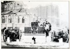 Kanonnen aan het Eeks oorlogsmonument