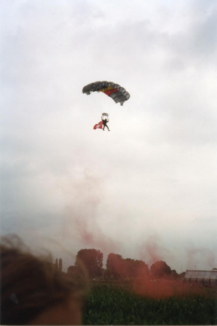 Parachutesprong t.g.v. Verbroederingsfeesten Eke