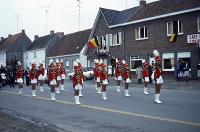 De majorettes van Sint-Cecilia in actie tijdens de Eekse Verbroederingsfeesten van 1977
