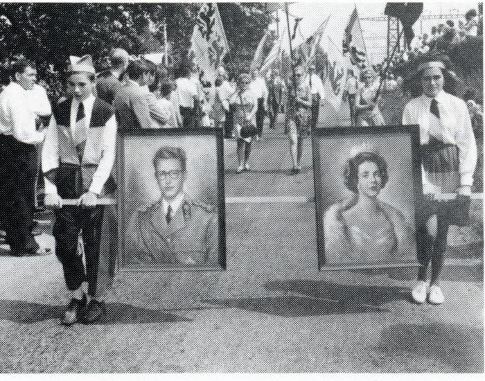 De portretten van het koningspaar in de verbroederingsstoet