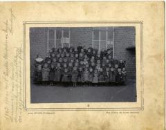 Groepsfoto leerlingen wijkschooltje Eke-Landuit