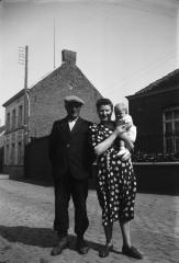 Alois en Alma D'Haenens poseren voor de pastorie in Vinkt