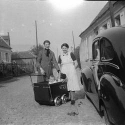 Alma en Maria D’Haenens met kinderwagen