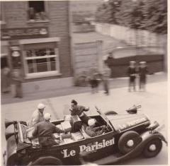 De wagen van tourorganisator Le Parisien rijdt door Zulte