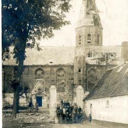 De zwaar beschadigde parochiekerk van Machelen-aan-Leie
