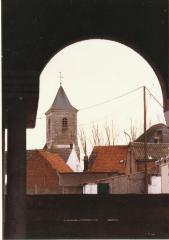 Een zicht op de oude Eekse kerktoren vanuit de basisschool