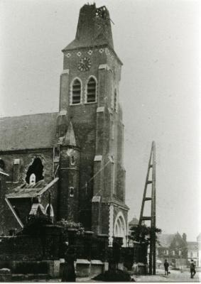 De parochiekerk van Olsene na de beschietingen van mei 1940
