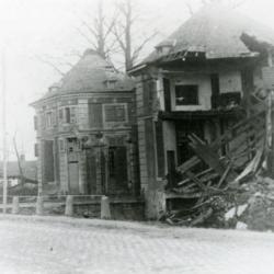 De beschadigde paviljoenen aan de ingang van het Olsens kasteelpark