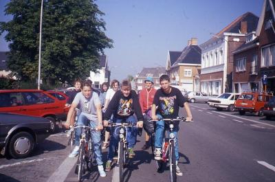 Vertrek op kamp met de fiets in 1990