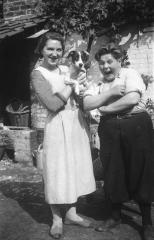 Antoinette en Armand en hond 