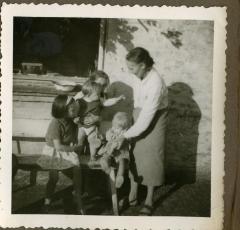 Bonmaman Marie Minne en haar kleinkinderen 