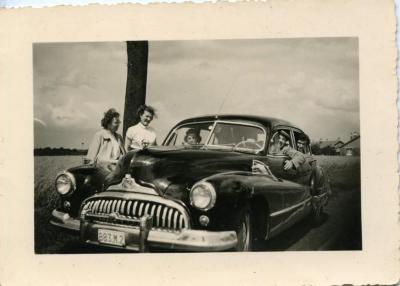 Het gezin Van Praet met hun Buick