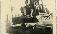 Poseren op een verhakkelde Britse tank