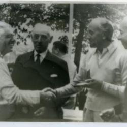 Lucien Buysse samen met Willem van Wijnendaele en de Tourbazen